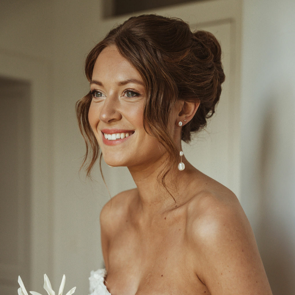 Mariée rousse au teint doré, un maquillage naturel aux teintes chaudes.